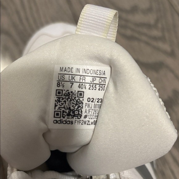 Adidas Sneakers💟 - Picture 3 of 4